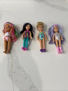 Dollhouse doll bundle of 4